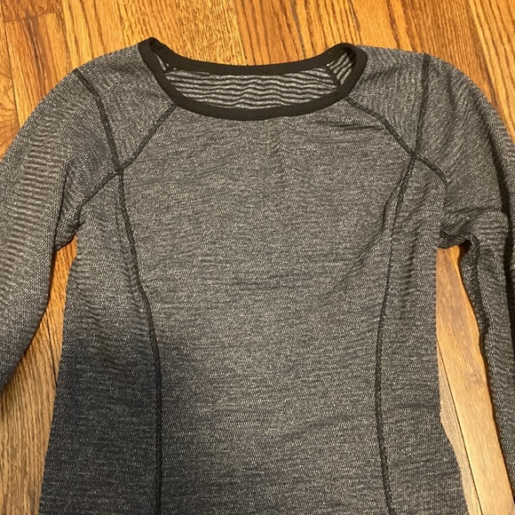 Lululemon Run: Turn Around Long Sleeve - Size 6 - Picture 4 of 4